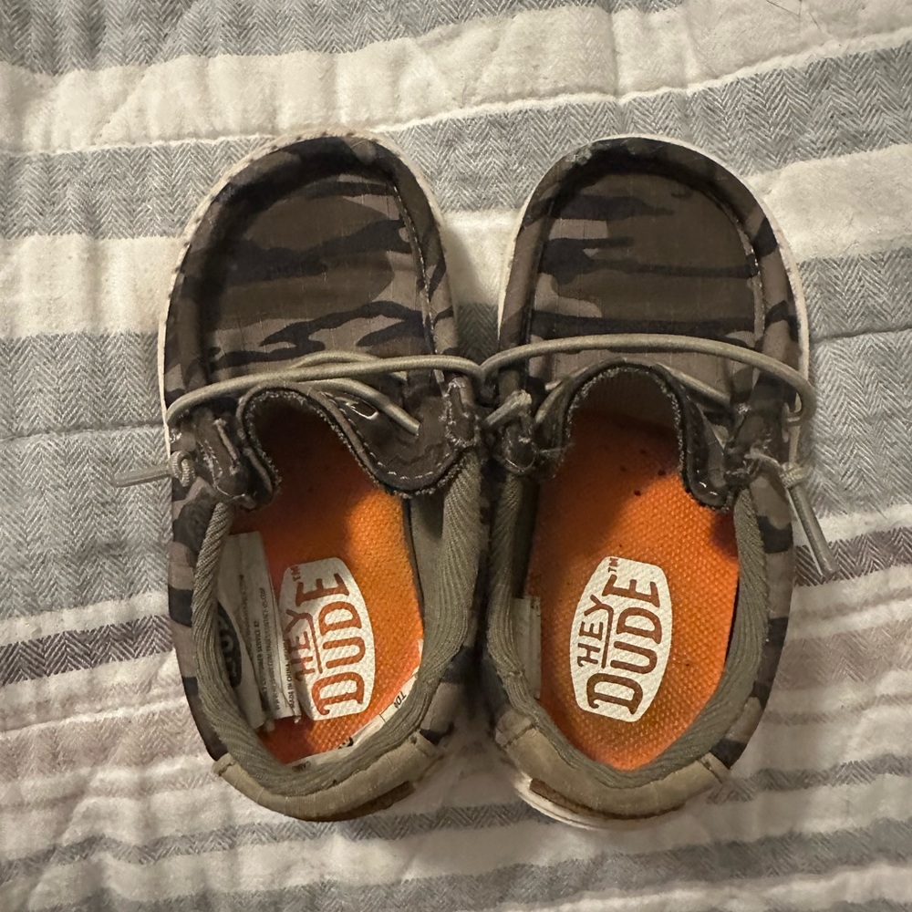 Hey dudes toddler 
Mossy oak 
Size 6